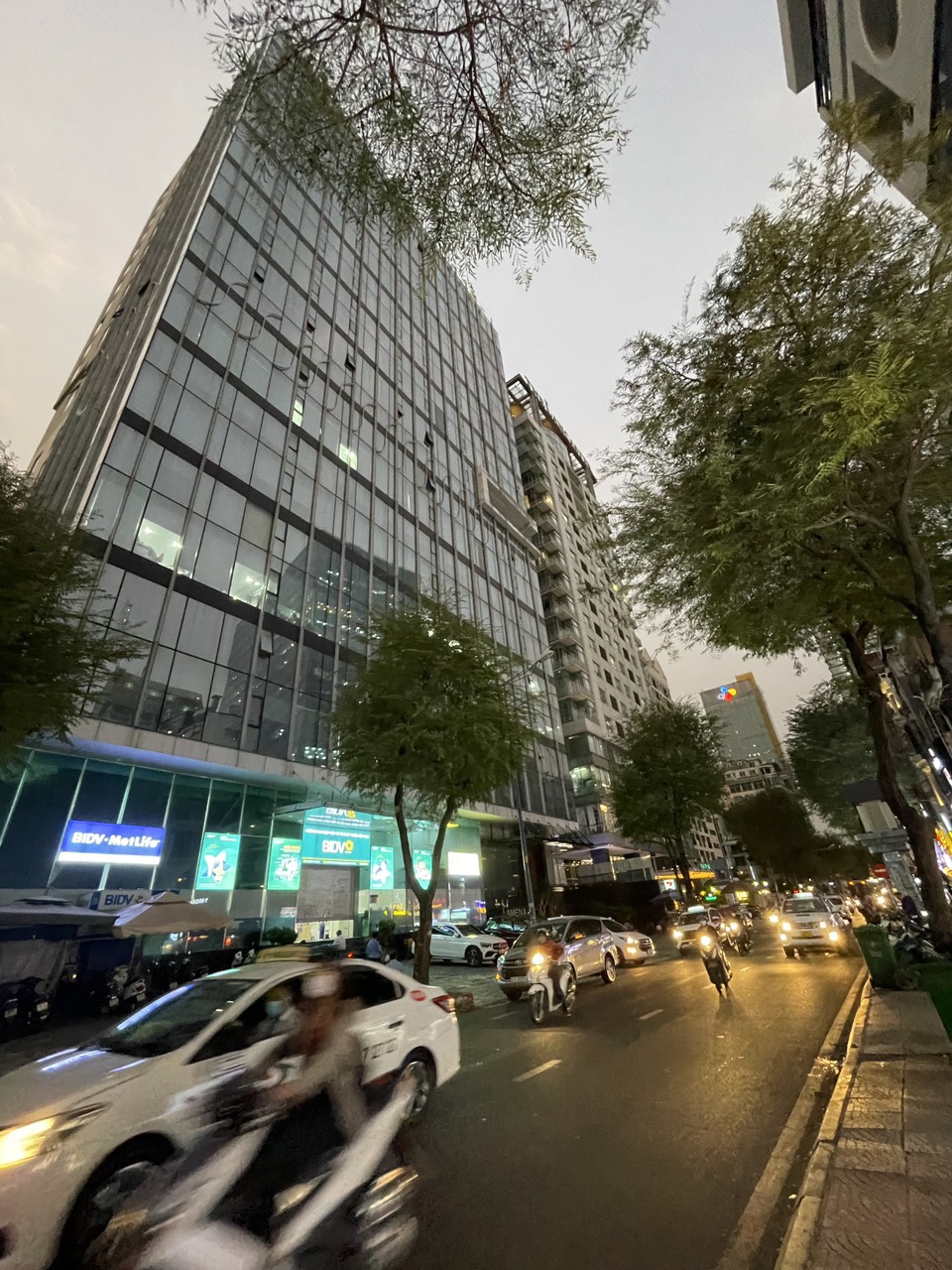 Bán nhà đường Lê Văn Sỹ, P.13, Q.3, Dt: 29x40m, 923m2, 5 Tầng, 450 Tỷ.