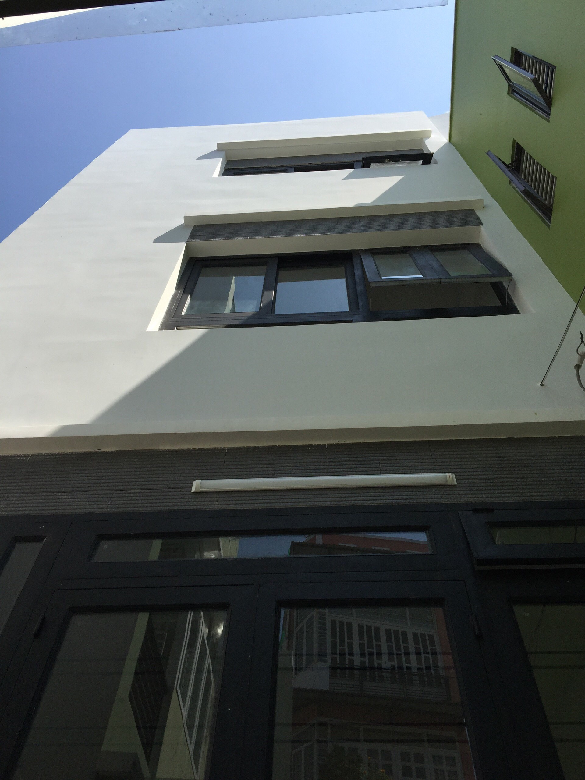 Bán nhà xây kiêng cố 1 trệt 2 lầu gồm 5 phòng ngủ 5 toilétNhà 2 mặt hẻm 2 lối đi, mặt sau là công viên cây xanh của