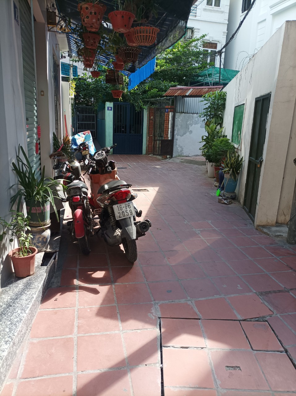 Bán nhà 3 tầng 3 phòng ngủ xây mới tinh độc lập có sân cổng GIÁ chỉ 2.35 tỉ Miếu Hai Xã