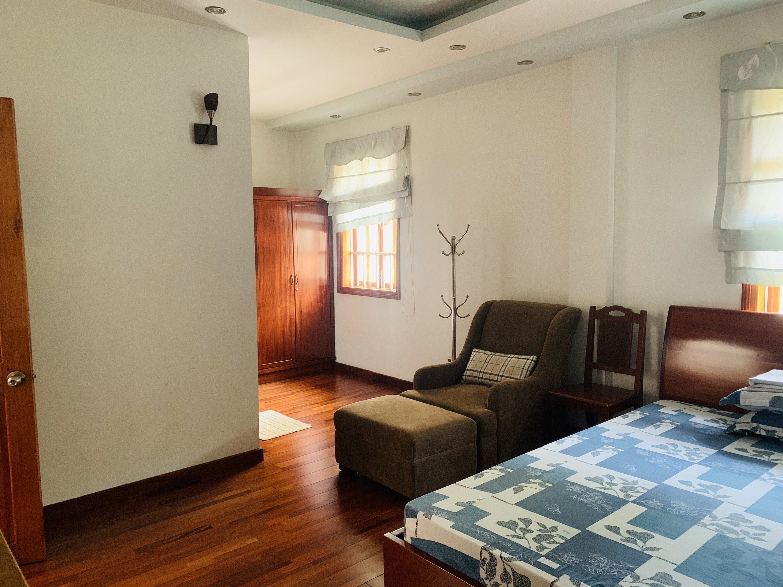 Bán nhà KDC Ven Sông p Tân Phong Q7. DT: 7x18m, hầm lửng 3 lầu. Hướng Tây. Giá: 23tỷ. LH: