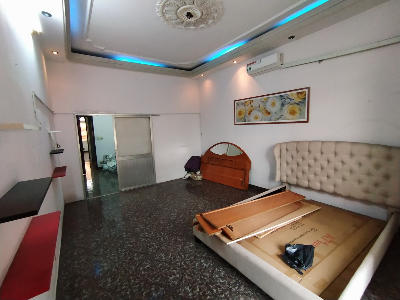 Cho thuê mặt bằng mặt tiền + tầng lửng,Vĩnh Hội, phường 4, quận 4. Diện tích 4x18m, 1 bếp, 1 phòng, 2 wc, lắp sẵn 3 máy lạnh.Giá thuê 25 triệu /tháng.