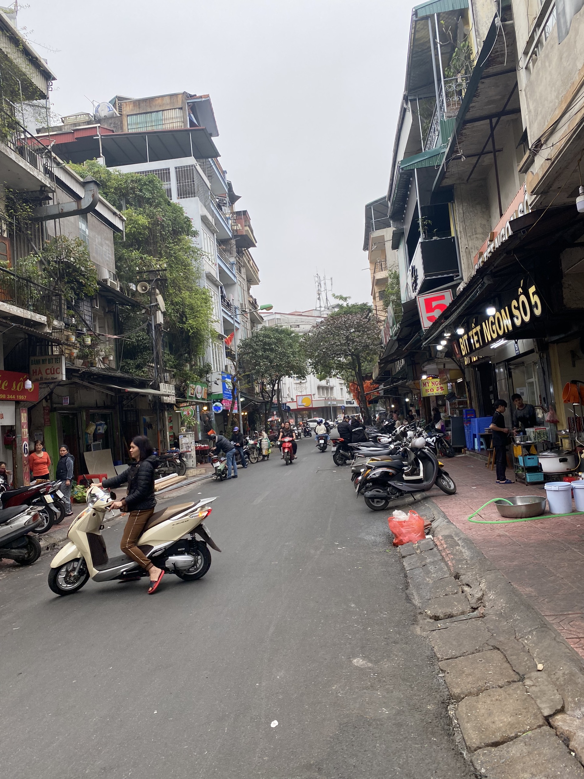 Bán nhà Mặt Phố Hoè Nhai, Ba Đình, diện tích 48m2, Giá bán: nhỉnh 24 tỷ - 0912580165