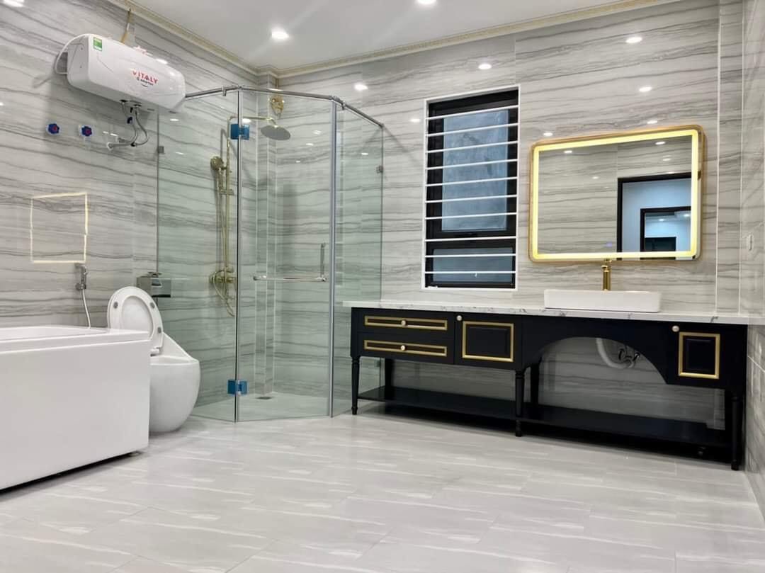 Bán nhà mặt phố Giải Phóng giá rẻ 7.85 tỷ sở hữu 35m2 sổ đỏ, nhà 5 tầng, vỉa hè đá bóng.