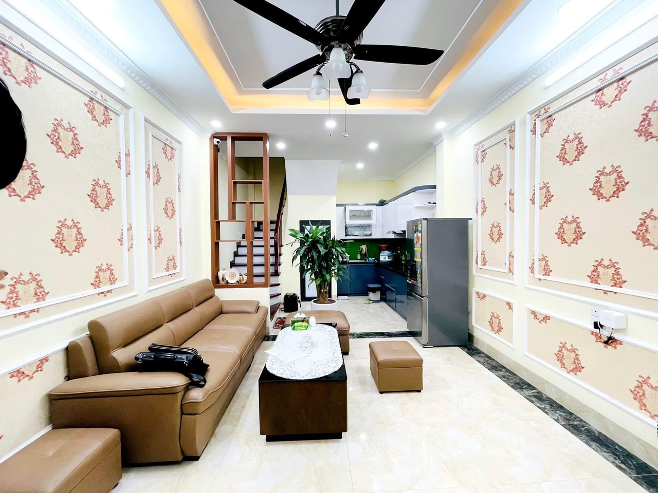 Chỉ 4.1 tỷ. Bán nhà Ngõ 79 Dương Quảng Hàm - Cầu Giấy 5 tầng 38m, tặng full nội thất, tầm tiền không có căn thứ 2.