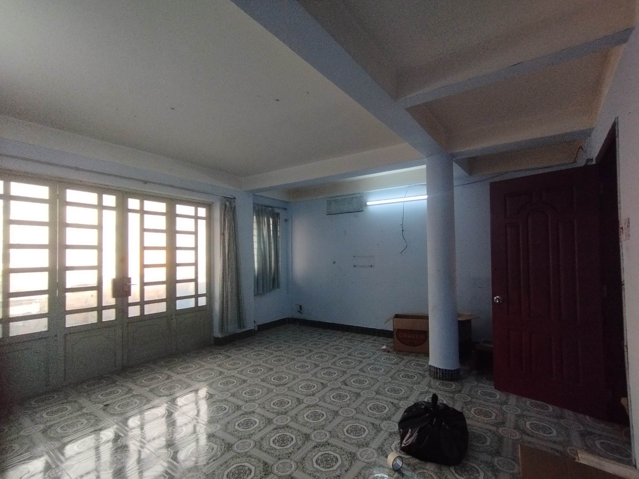 Cho thuê nhà ngyên căn Mặt Tiền đường Dương Bá Trạcp2 Q8.DT:4x12,trệt 3 lâu sân thượng 5pn 3wc.Giá:45tr/th.LH: