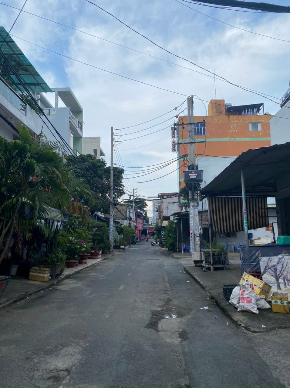 Gia đình sắp chuyển về nơi ở mới nên bán lại căn nhà đã ở từ trước đến giờ .- Vị trí: phan huy ích ,p14 gò vấp