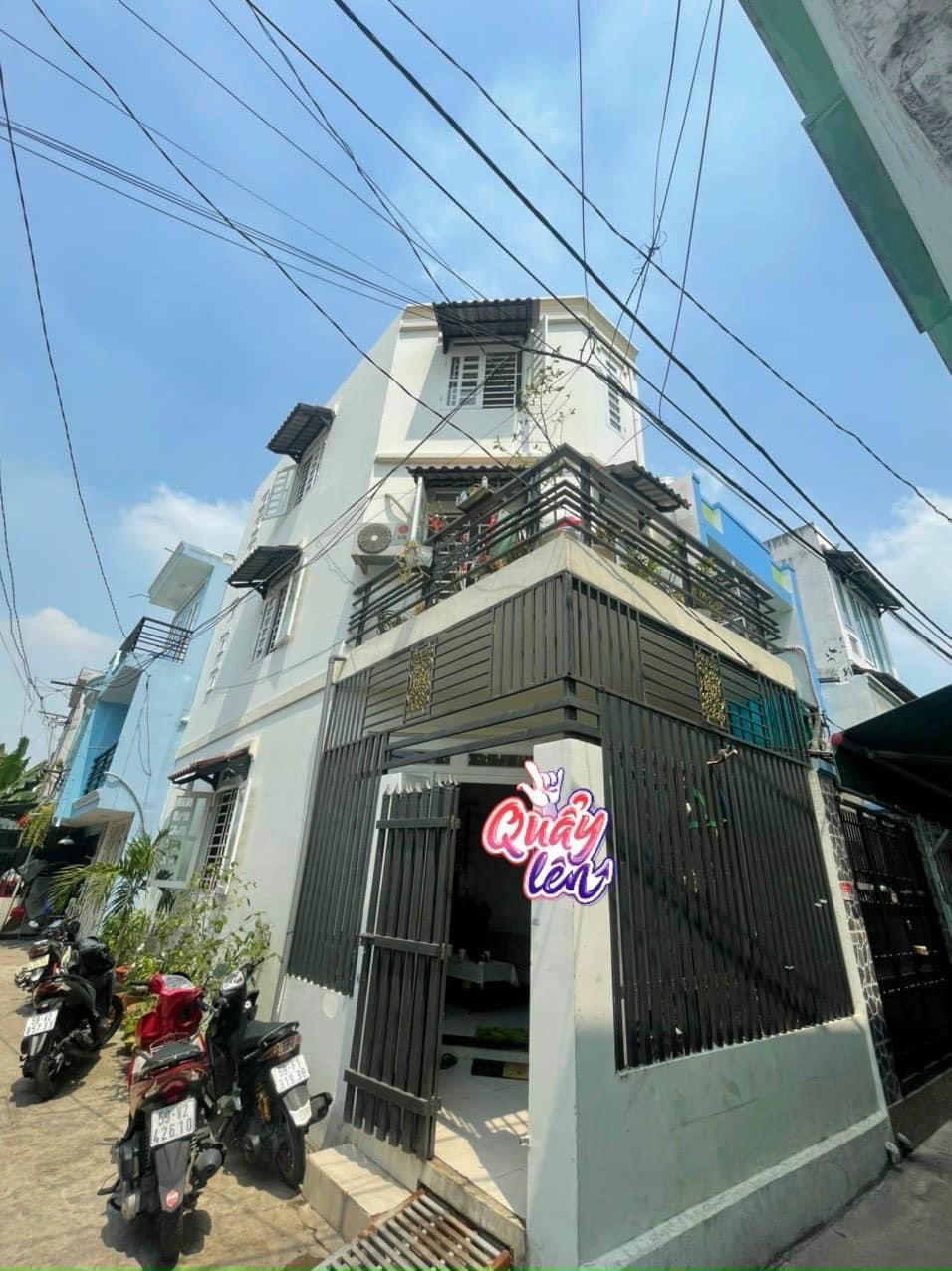 NHÀ GÓC 2 MẶT HẺM - 4 PHÒNG❌Vị trí: Đường 51, phường 14, gò vấpChỉ có 3 tỷ 330 thương lượngDiện tích: 3m5 ❌