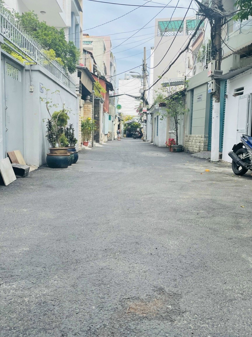 Bán nhà Nguyễn Văn Nghi P7 gần ngay công an P7 sau lưng chi cục thuế gv-- Diện tích : Ngang 4m dài 20m sổ vuông