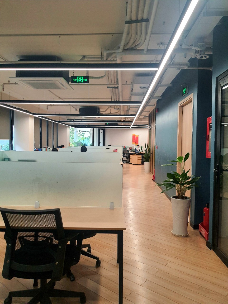 Cho thuê toà nhà văn phòng mặt tiền Trần quốc toản q3 dt 1800m2 giá 6000usd bàn giao nội thất