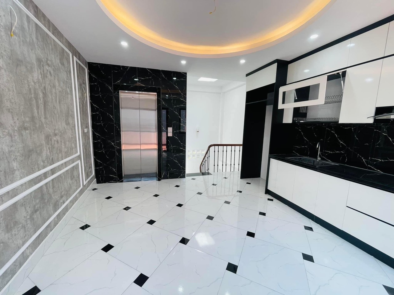 Bán nhà Trần Khát Chân, 40m x 5T x 5.5 tỷ, THANG MÁY - MT RỘNG - GẦN LÒ ĐÚC