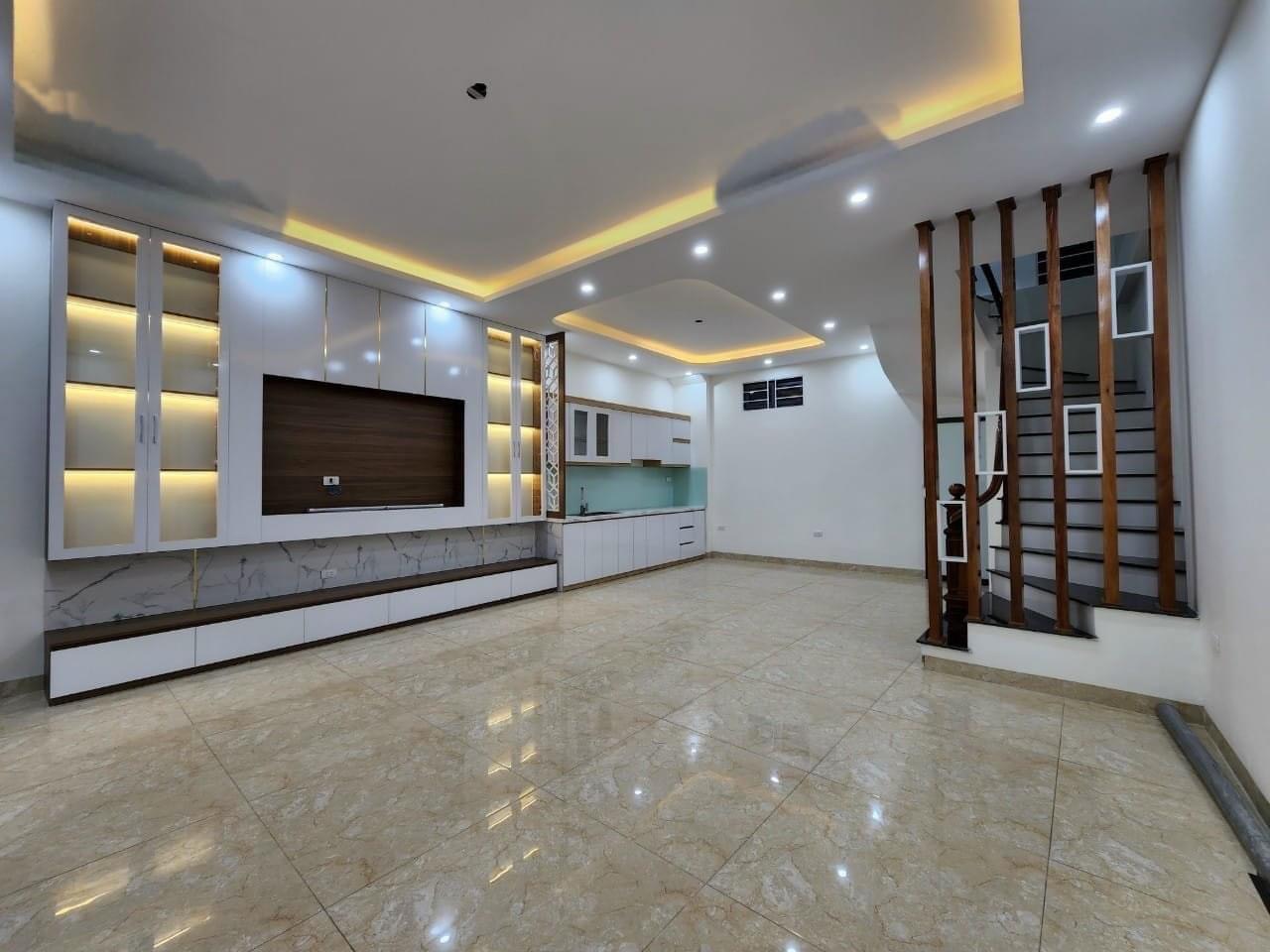 Bán nhà Giáp Bát, 55mx 5T x 4.9 tỷ, Ô TÔ ĐỖ CỬA, NHÀ ĐẸP