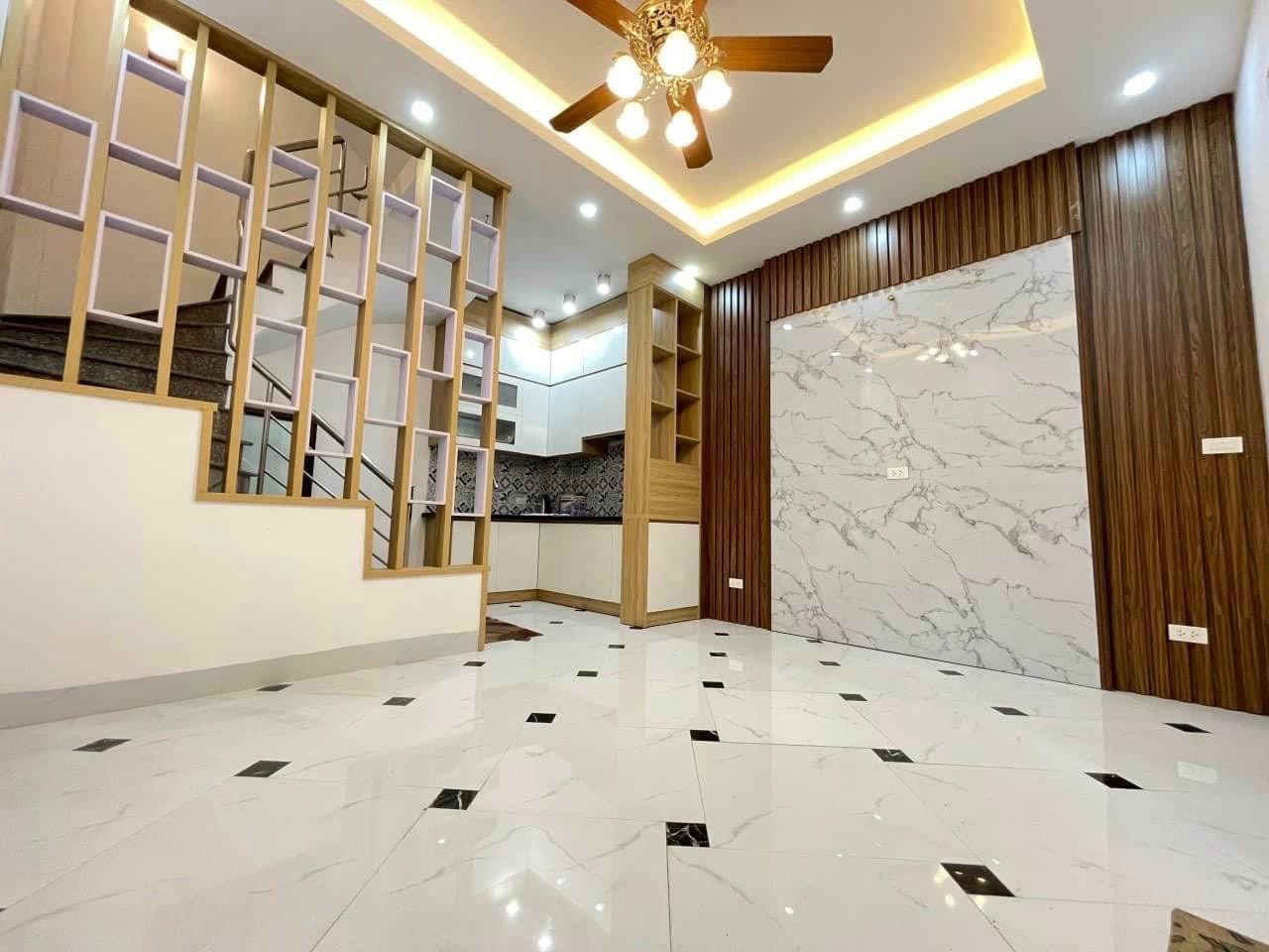 Bán nhà Giáp Bát, 40m x 5T x 4.5 tỷ, LÔ GÓC - Ô TÔ ĐỖ CỬA - NGÕ THÔNG