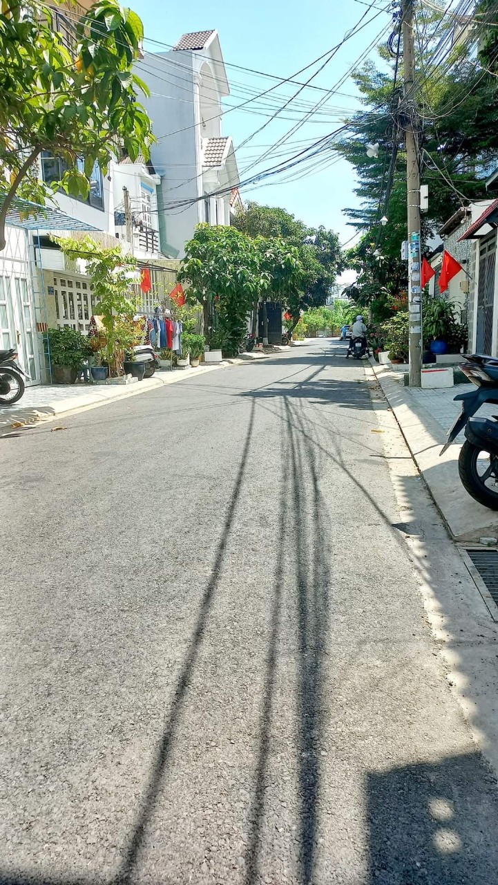 NHÀ HẺM XE HƠI TRÁNH NHAU THỊ TRẤN NHÀ BÈ - 72M- 3 TẦNG - CÓ PHÒNG DƯỚI ĐẤT CHO NGƯỜI LỚN TUỔI - GIÁ CHỈ 5,75 TỶ