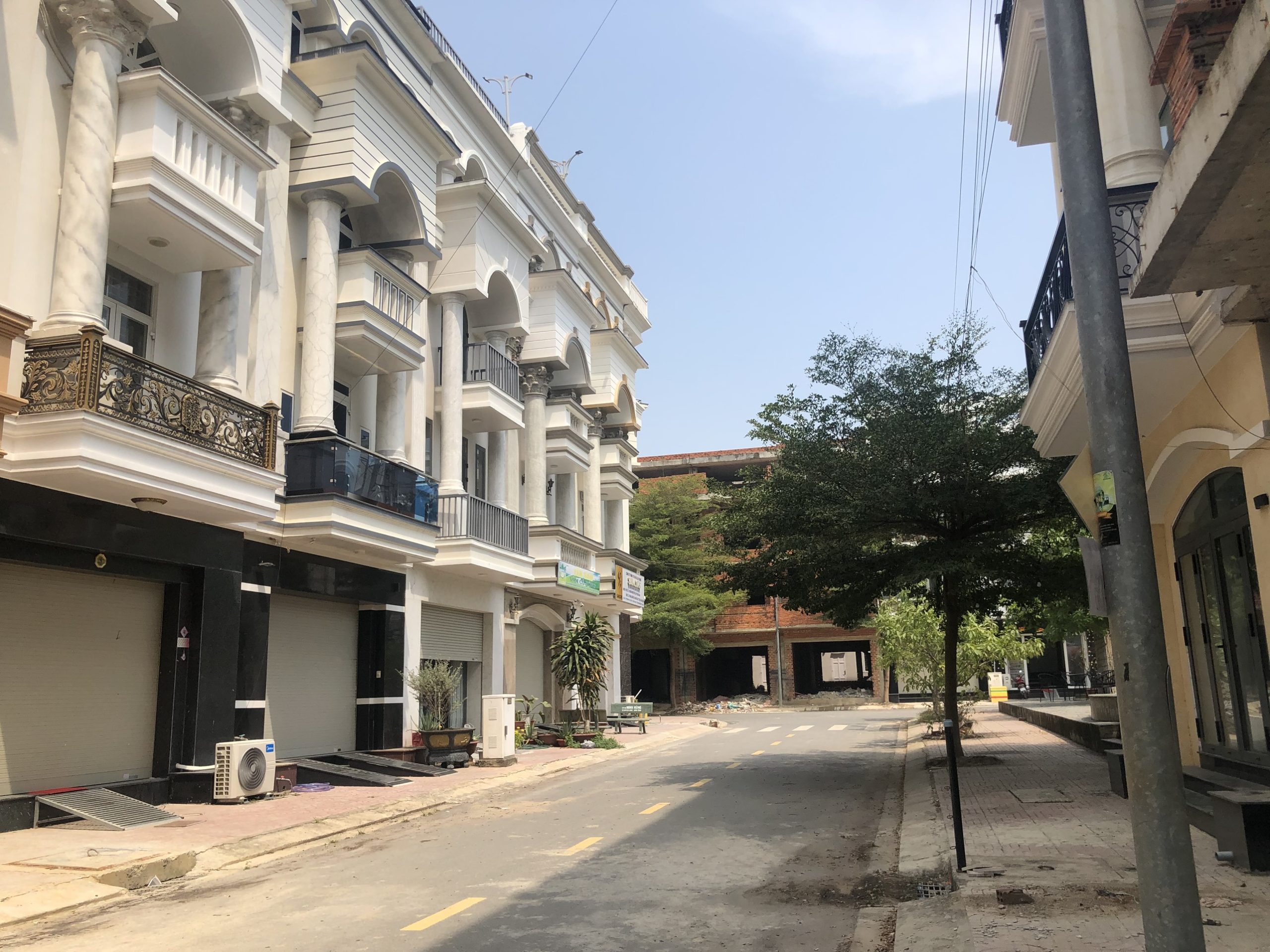 BÁN NHÀ THÔ KHU PHỐ THƯƠNG MẠI MAI ANH, LIỀN KỀ CHỢ TRẢNG BÀNG THUỘC KHU HÀNH CHÍNH (BÁN NHÀ ĐẤT TÂY NINH)