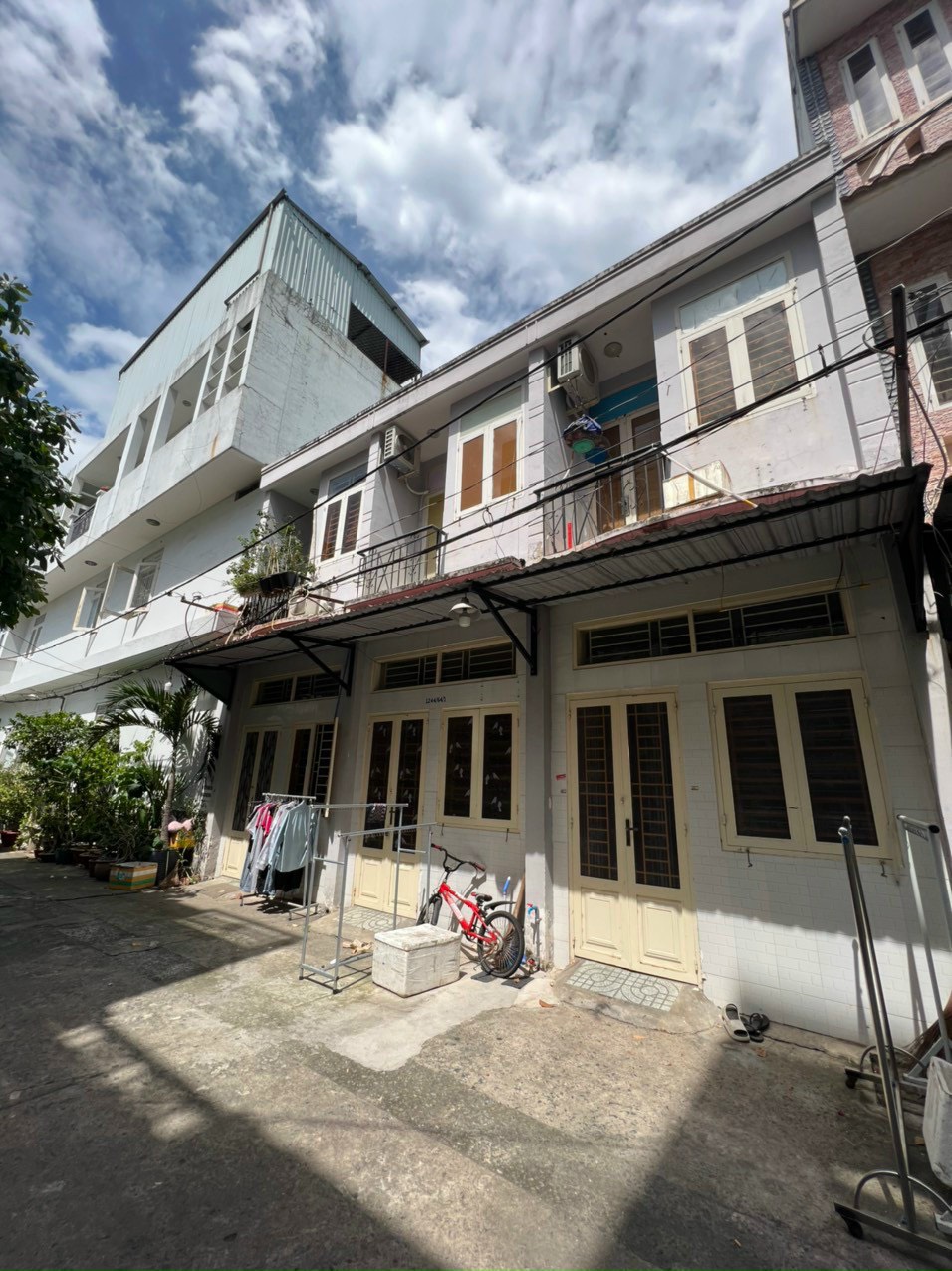 Bán 3 căn nhà giá 7,9tyDtkv: 9x10m sổ cn đủ ko lộ giớiHẻm chuẩn 8m ,cách đường bờ sông Vàm Thuận 90m, thuộc hẻm 1244