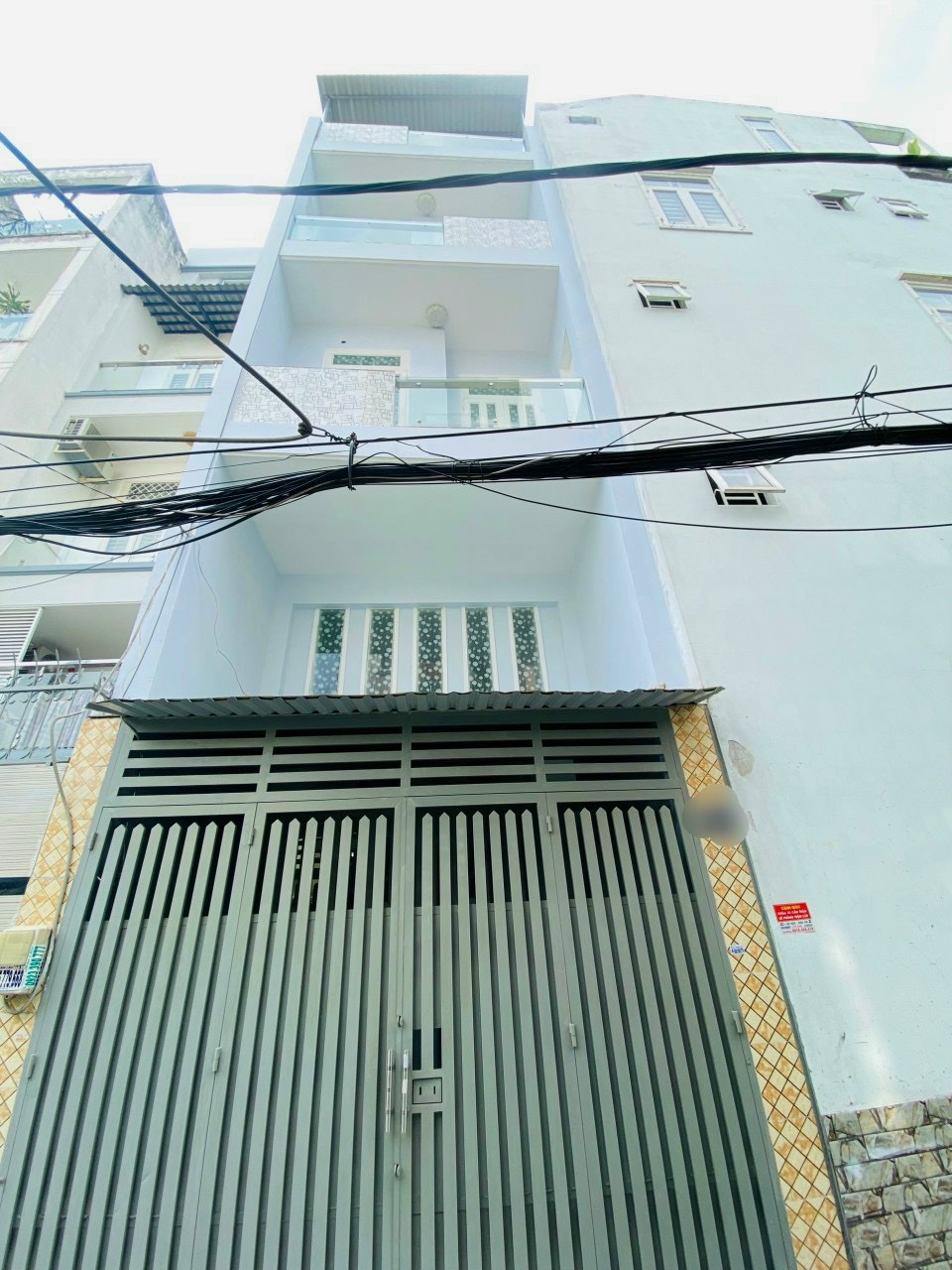 * Hẻm xe hơi chạy vòng vòng* Trệt, lửng 3 lầu, sân thượng* Vị trí Nguyễn Văn Công sát sân bay TSN, bệnh viện 175,