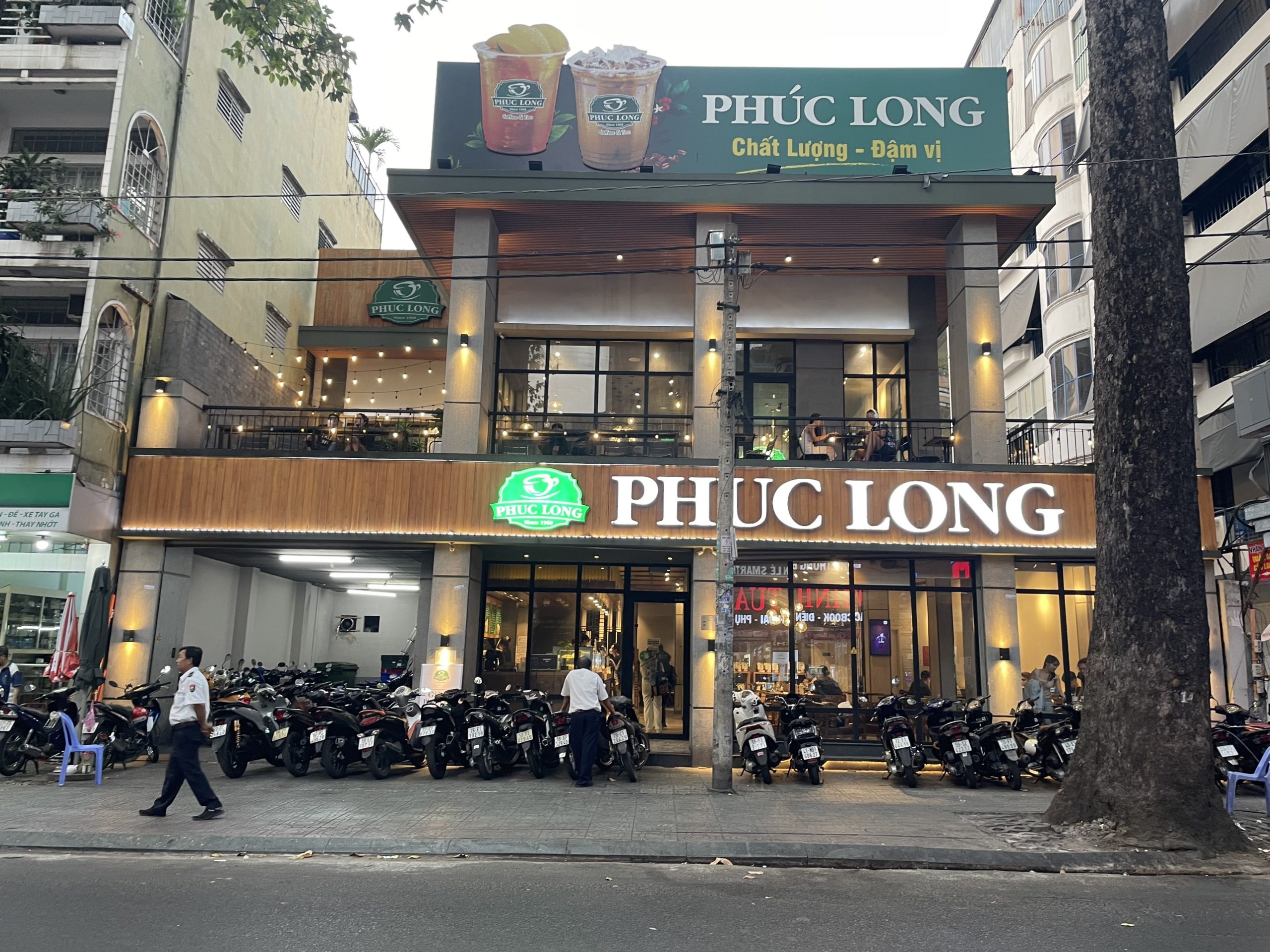 ĐI ĐỊNH CƯ BÁN GẤP NHÀ 150 TỶ HẠ CÒN 120 TỶ CHO KHÁCH HÀNG THIỆN CHÍ DT 17X17 KC :3 TẦNG NHÀ ĐANG CÓ CHUỔI THƯƠNG HIỆU PHÚC LONG CHO THUÊ