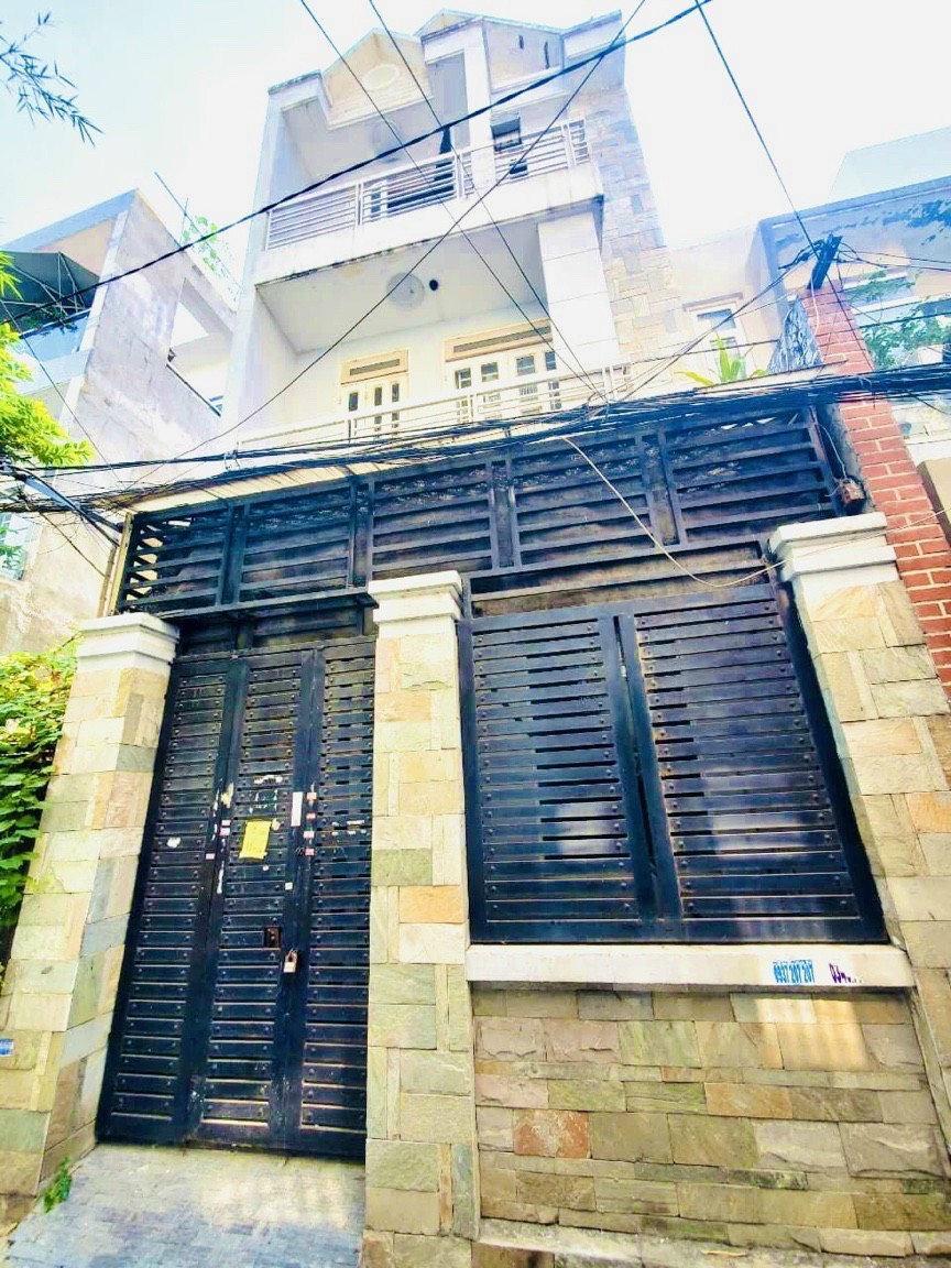 Bán nhà rộng rẻ đẹp gần 100m2 đấtĐường số 9, P9 Gò VấpDT: (7,3 x 14,3) Giá chỉ: 5,6 tỷ (còn bớt) Vị trí đẹp gần