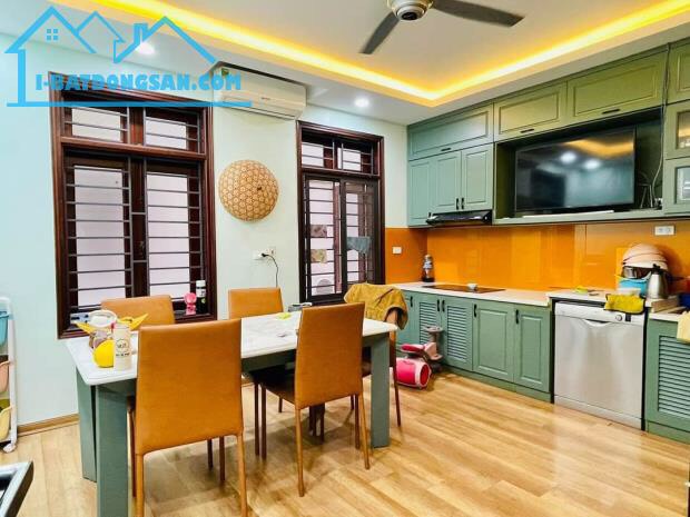 Bán Nhà Tại NGÃ TƯ SỞ, Thanh Xuân 45m2 4 Tầng, Mặt Tiền 4.5m, Lô Góc 2 Mặt Thoáng.