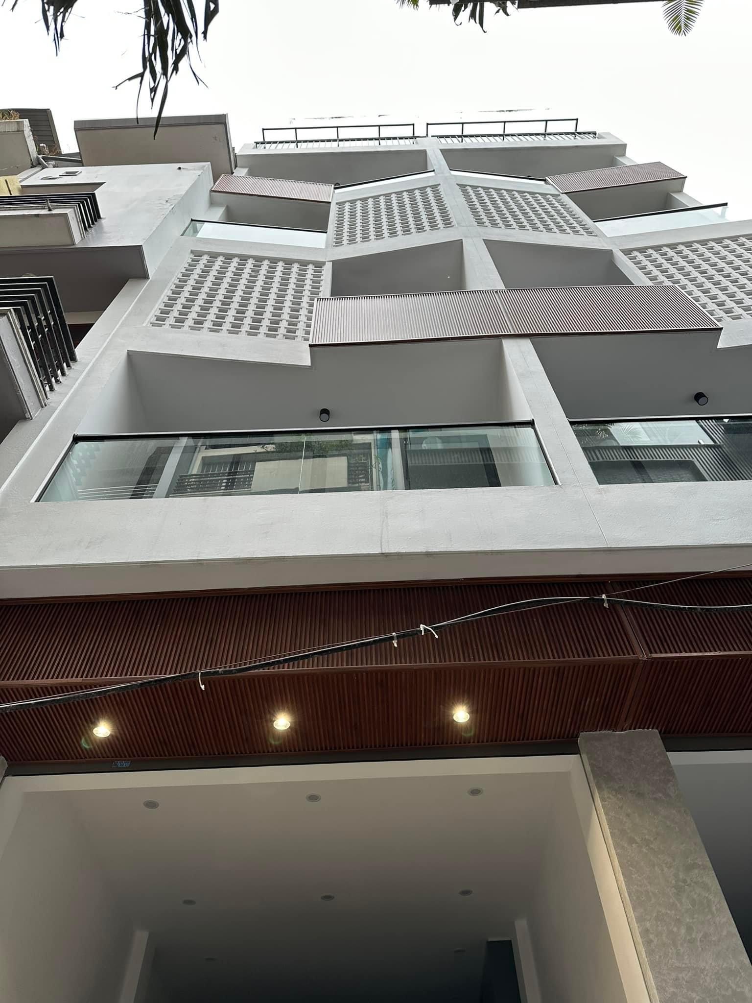 BÁN NHÀ LÁNG HẠ - TT ĐỐNG ĐA - 7 TẦNG THANG MÁY - Ô TÔ TRÁNH - XÂY MỚI - TOÀ VĂN PHÒNG - NỞ HẬU - LH: 033.2214.335