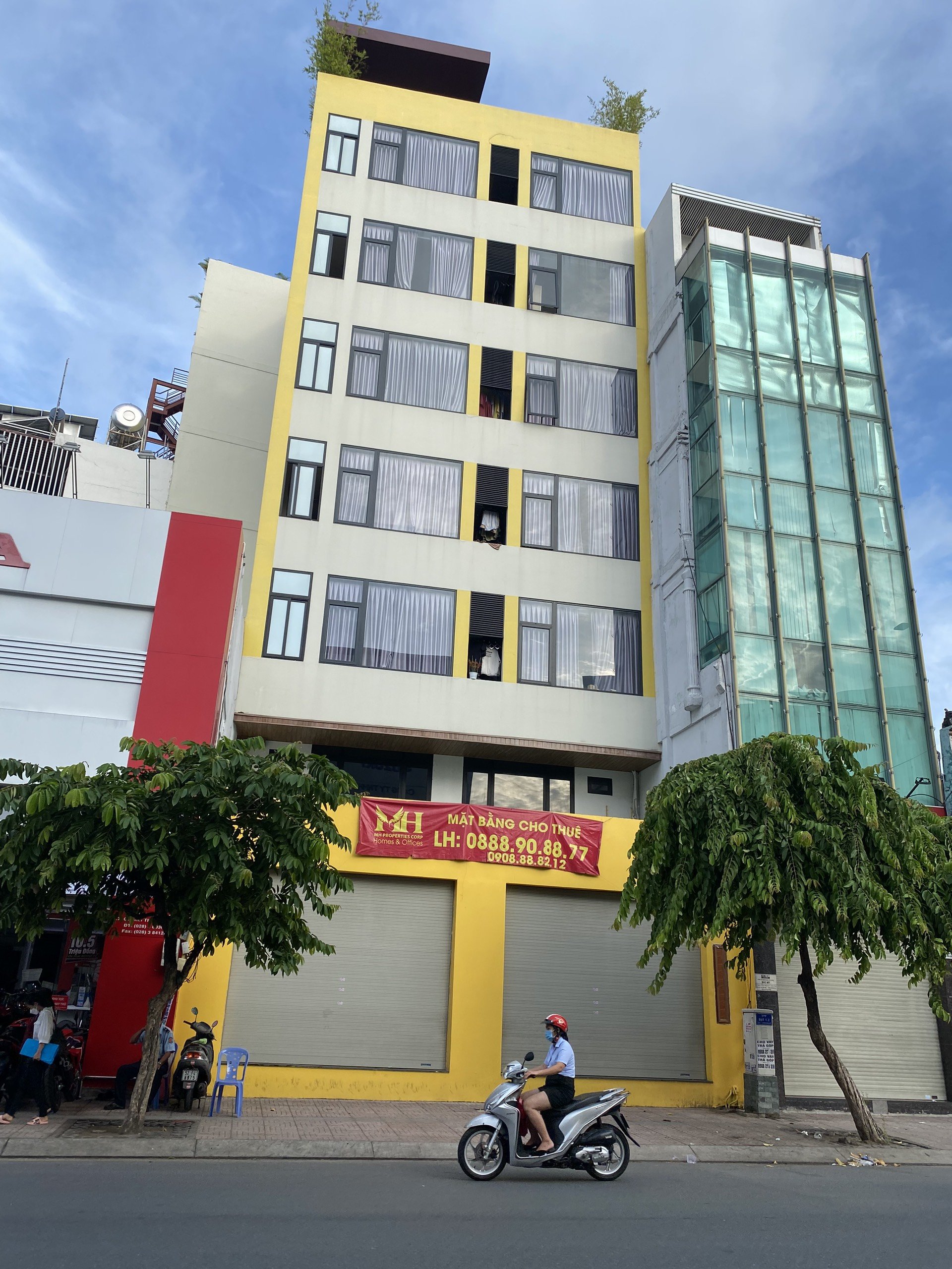 Cần tiền bán gấp nhà đường Nguyễn Trãi, Quận 1, Dt: 8.24*19.7, Gía 136 Tỷ .