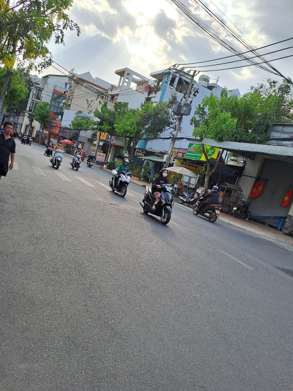 Bán nhà mặt tiền Nguyễn phúc chu p15 tân bình Diện tích ngang 4m nở hậu 5,1m dài 20m ạ Công nhận 100m2 Thiết kế 1