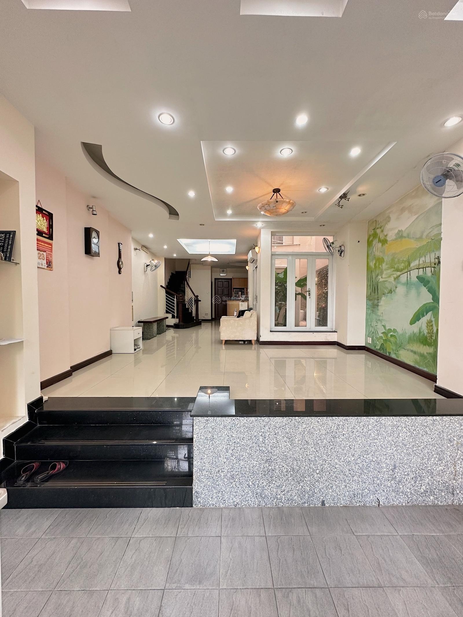 Bán Biệt thự quận 1, sát bên thành, diện tích 107m2. trệt 2 lầu st, giá 23 tỷ tl, xe hơi đổ trong nhà.