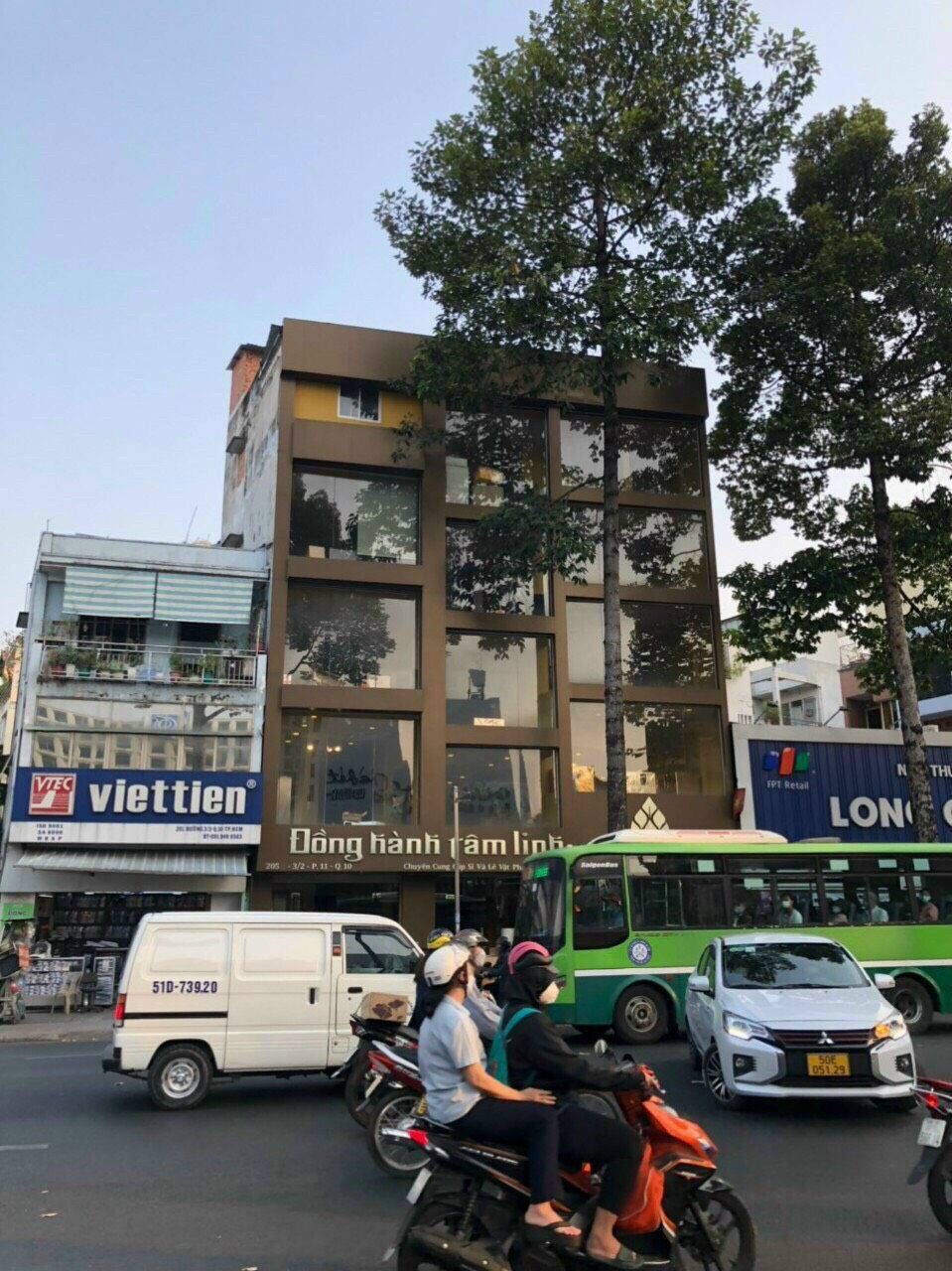 Cho thuê nhà MT đường trung tâm. quận 10.