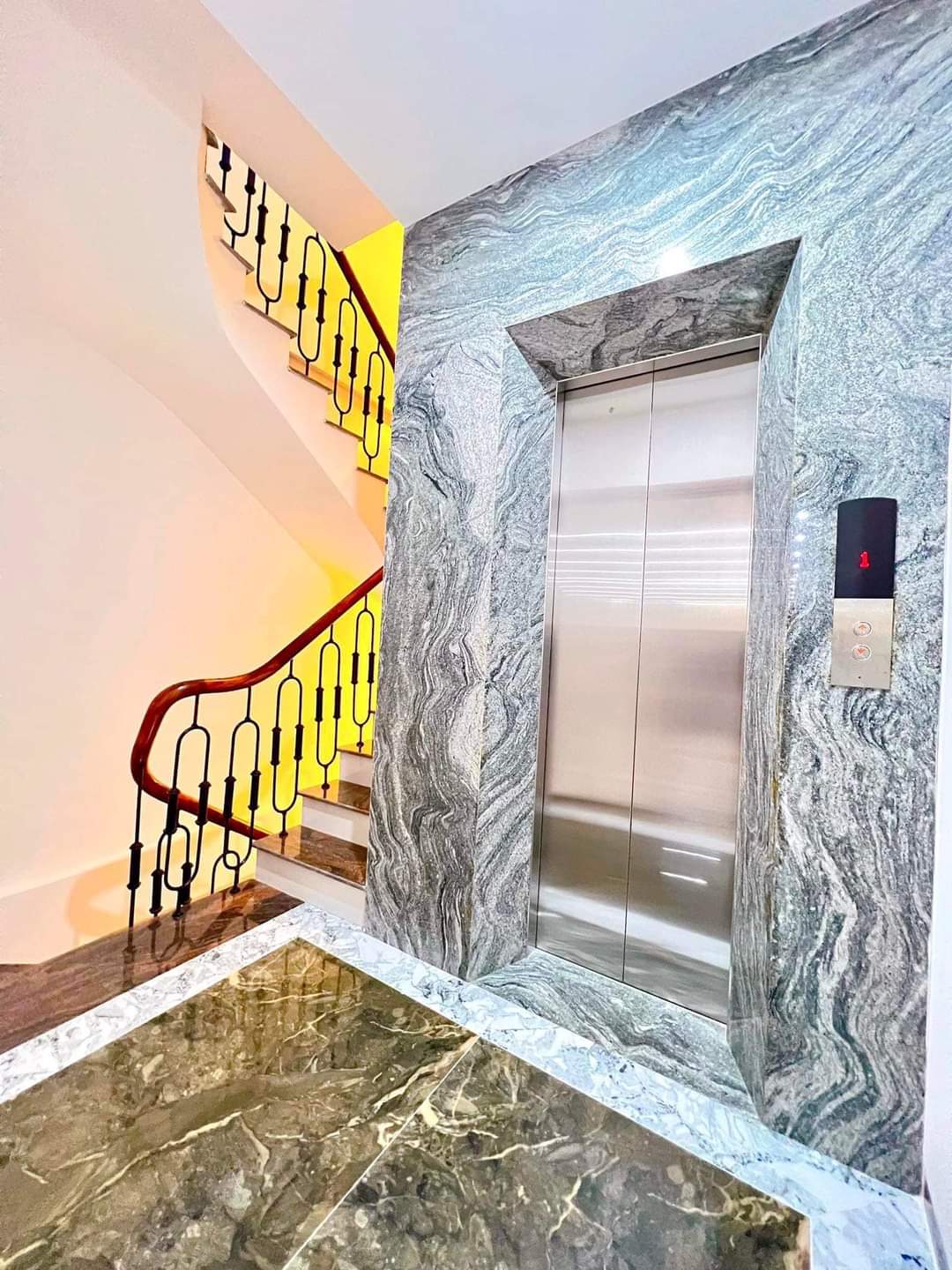 Nhà mới 5 tầng Thạch Bàn, thang máy, ô tô, 52m, mt 5.2, hơn 6 tỷ.