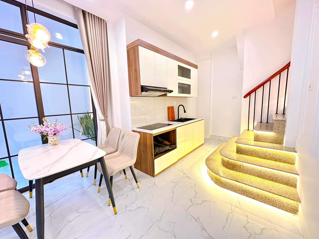 Bán nhà đẹp Giang Biên, 5 tầng mơí, mt 4m, 48m, ô tô, view hồ thiên nga, nhỉnh 5 tỷ.