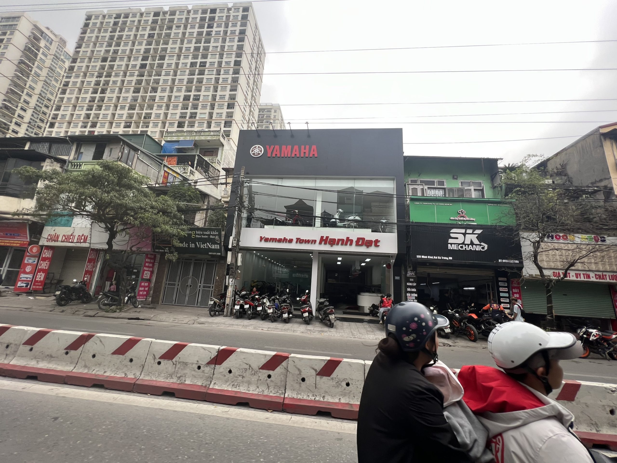 Cho thuê nhà phố Trần Duy Hưng, 200m2, Mặt tiền 17m, giá thuê 120tr/tháng