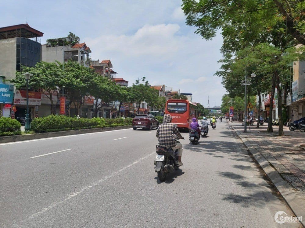 Cần tiền bán gấp nhà mặt phố Nguyễn Văn Cừ, Long Biên, mặt tiền đẹp, kinh doanh đỉnh cao, giá siêu tốt 15 tỷ