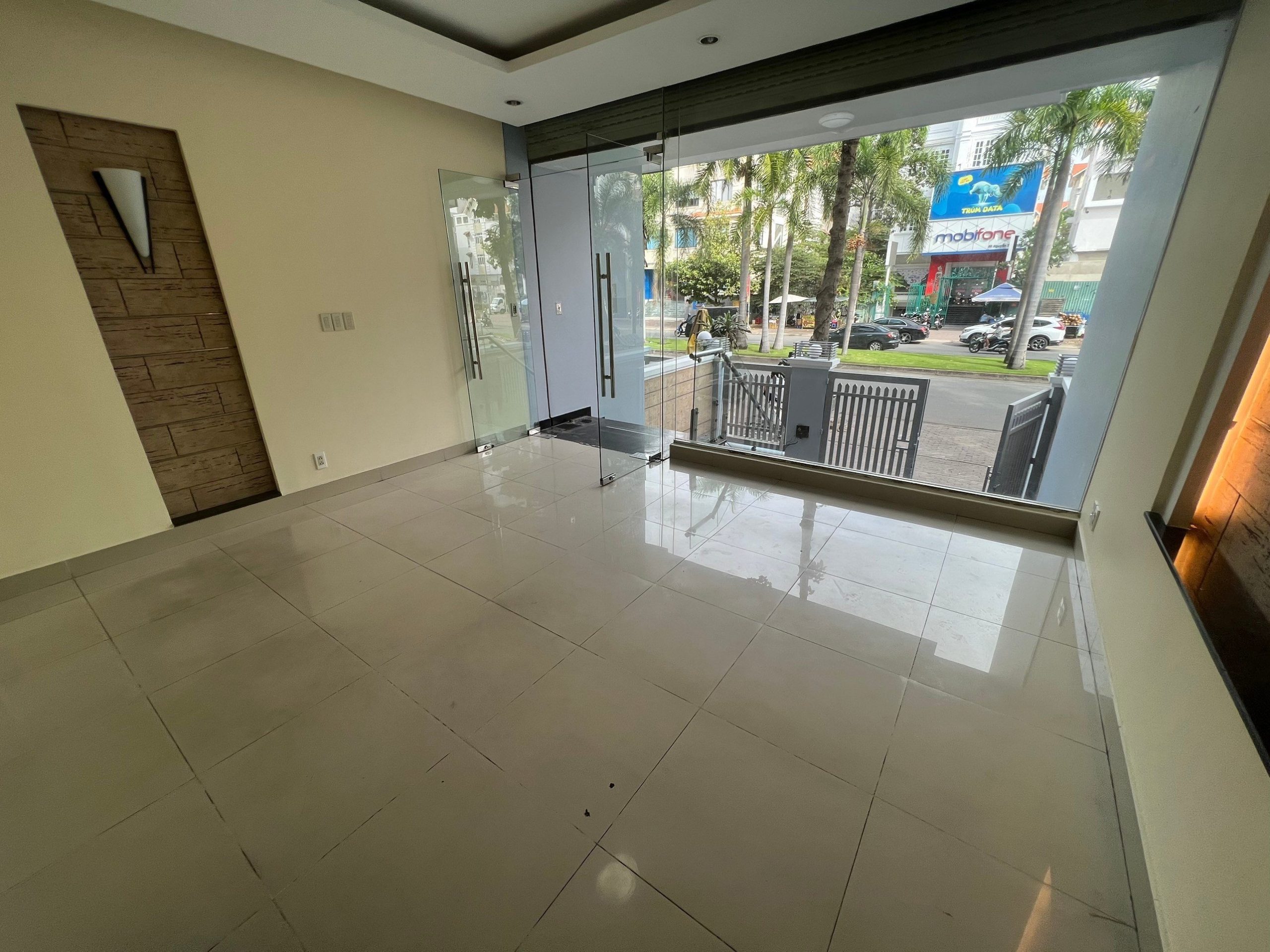 Cho thuê nhà nguyê căn mặt tiền Nguyễn Thị Thập KDC HimLam p Tân Hưng Q7.DT: 5x20,trệt 3 lầu sân thượng sàn trống có máy lạnh.Giá:60tr/th