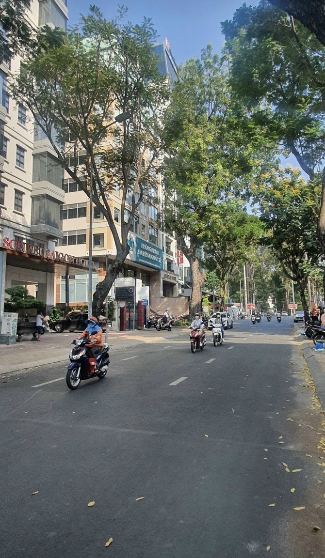 Cần tiền bán gấp nhà hẻm xe hơi Thành Thái, P. 14, Quận 10 DT: 4,1 x 25m. Giá bán nhanh: 19,5 tỷ