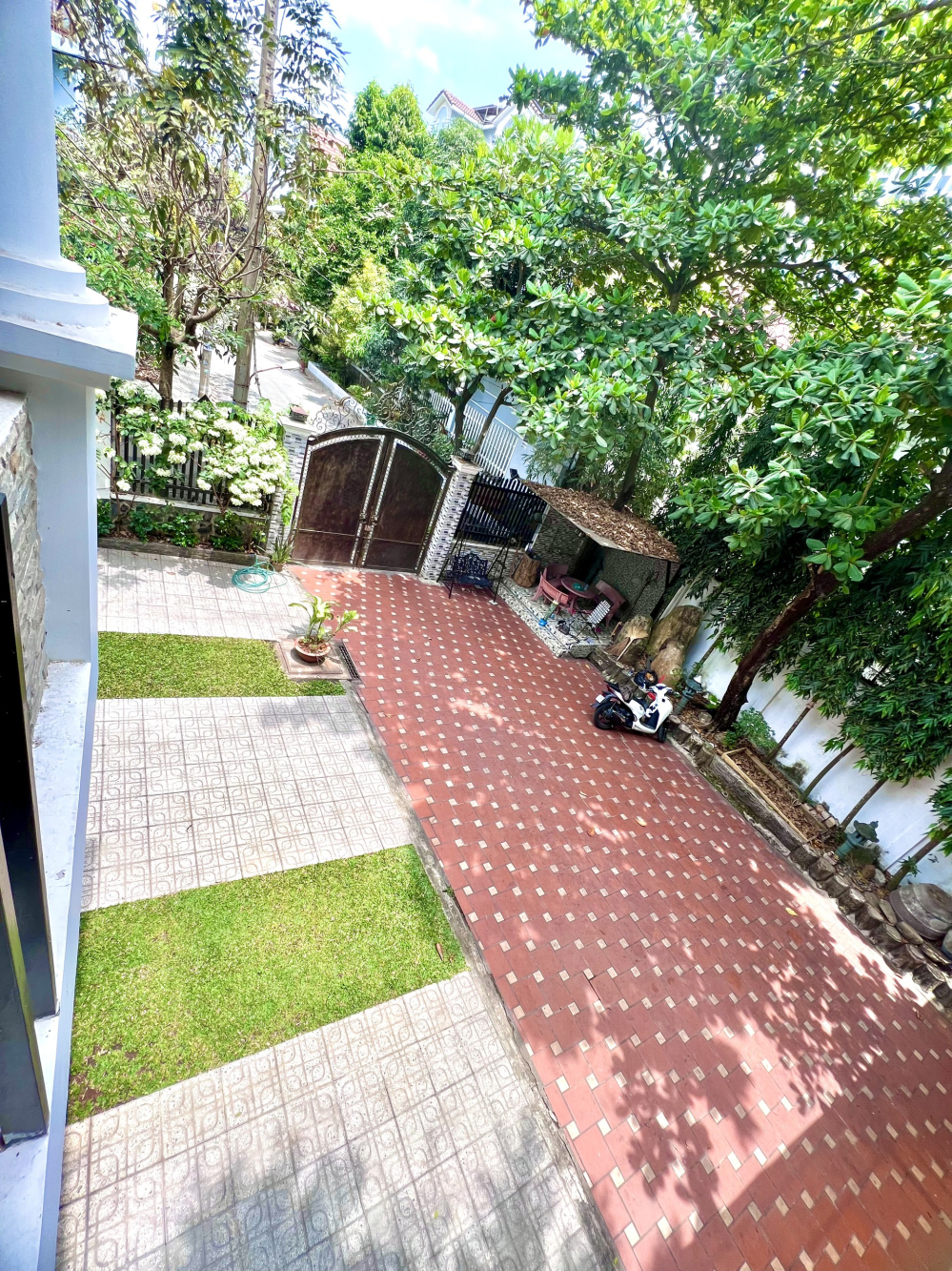 Cho thuê Biệt thự khu 204 Nguyễn Văn Hưởng, Thảo điền. DT 450m2. trệt 2 lầu. giá 3.000$