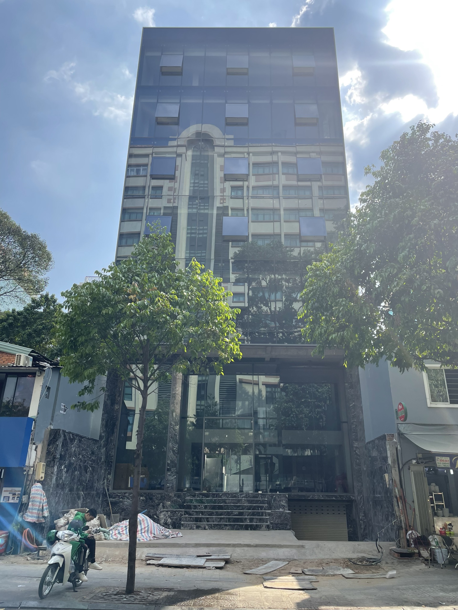 Cho thuê toà nhà mặt tiền Mạc Đỉnh Chi Q1