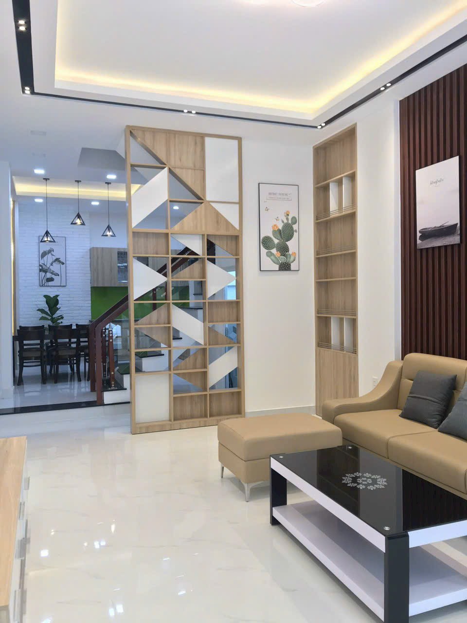 Nhà hxh 10m Dương Quảng Hàm P5 Gò Vấp- Diện tích: 4x12.5m - CN: 48m2 - Kết cấu: 1 trệt 3 lầu sân thượng. Gồm: 4pn