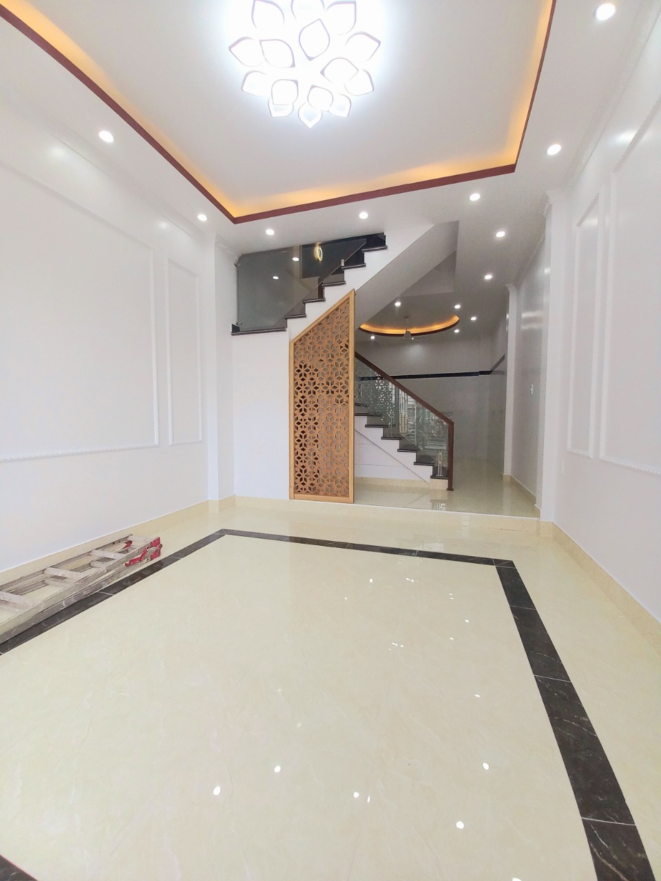 NHÀ ĐỘC LẬP PHỐ HỒ SEN Ô TÔ TẬN CỬA 10S RA TỚI MẶT ĐƯỜNG