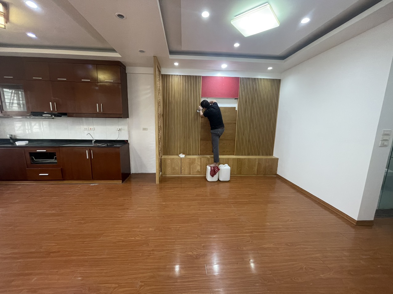 Bán CHCC Tòa B10 Nam Trung Yên.Dt 71m2 gồm 2 PN và 1VS, căn góc. Giá 2,7 tỷ