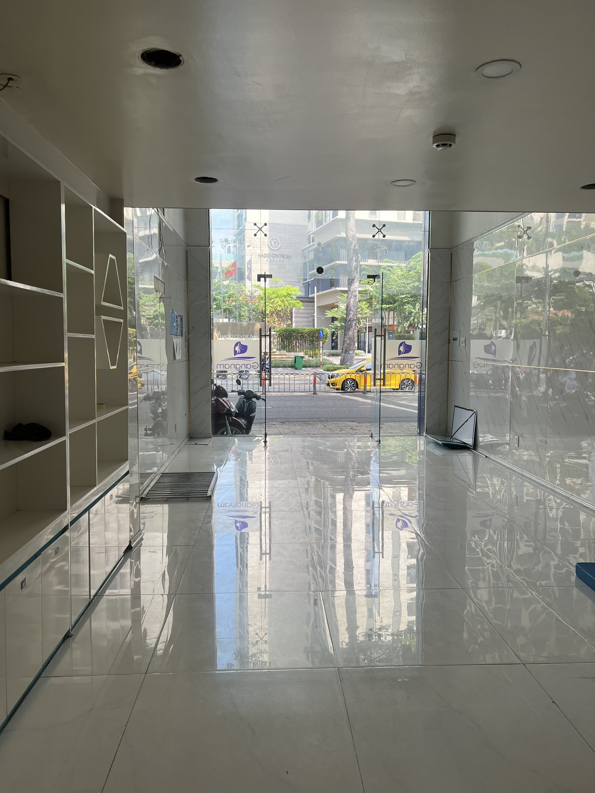 Cho thuê Nhà MT Tô Hiến Thành , P15, Quận 10, DT:4x20m ,4Tầng, Thang Máy Gía 65tr/th