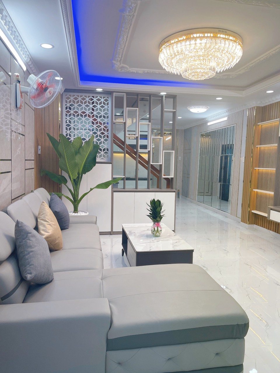 BÁN NHÀ MẶT TIỀN HẺM - XE HƠI NGỦ TRONG NHÀ - HẺM ĐÔNG KINH DOANH MUA BÁN MỌI NGÀNH NGHÊ- FULL NỘI THẤT - GIÁ CHỈ 4,95