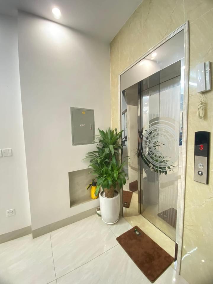 Bán nhà 4,6 tỷ - Thang Máy đẹp lóa mắt, 45m2 x 5 tầng, MT 5m - Phạm Văn Đồng.