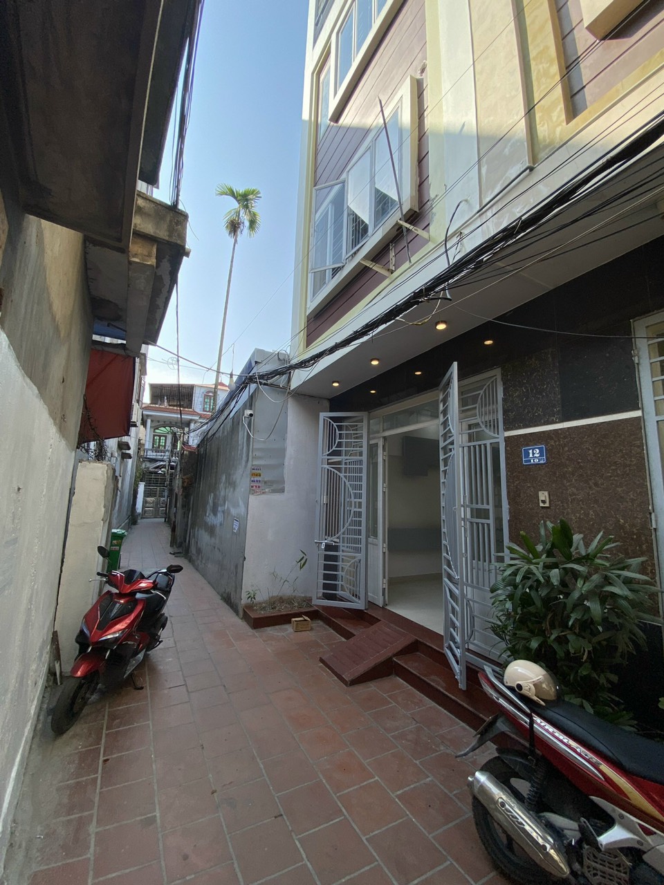 Bán nhà diện tích 51m x 4 tầng GIÁ 2.45 tỉ ngõ 302 Văn Cao thông 139 Ngô Gia Tự