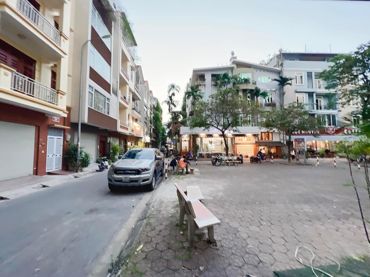 Gia đình cần bán nhà phân lô - KD - View sân chơi - Trung Kính - Cầu Giấy - DT 80m x5 Tầng - MT 6m - Giá 27 Tỷ