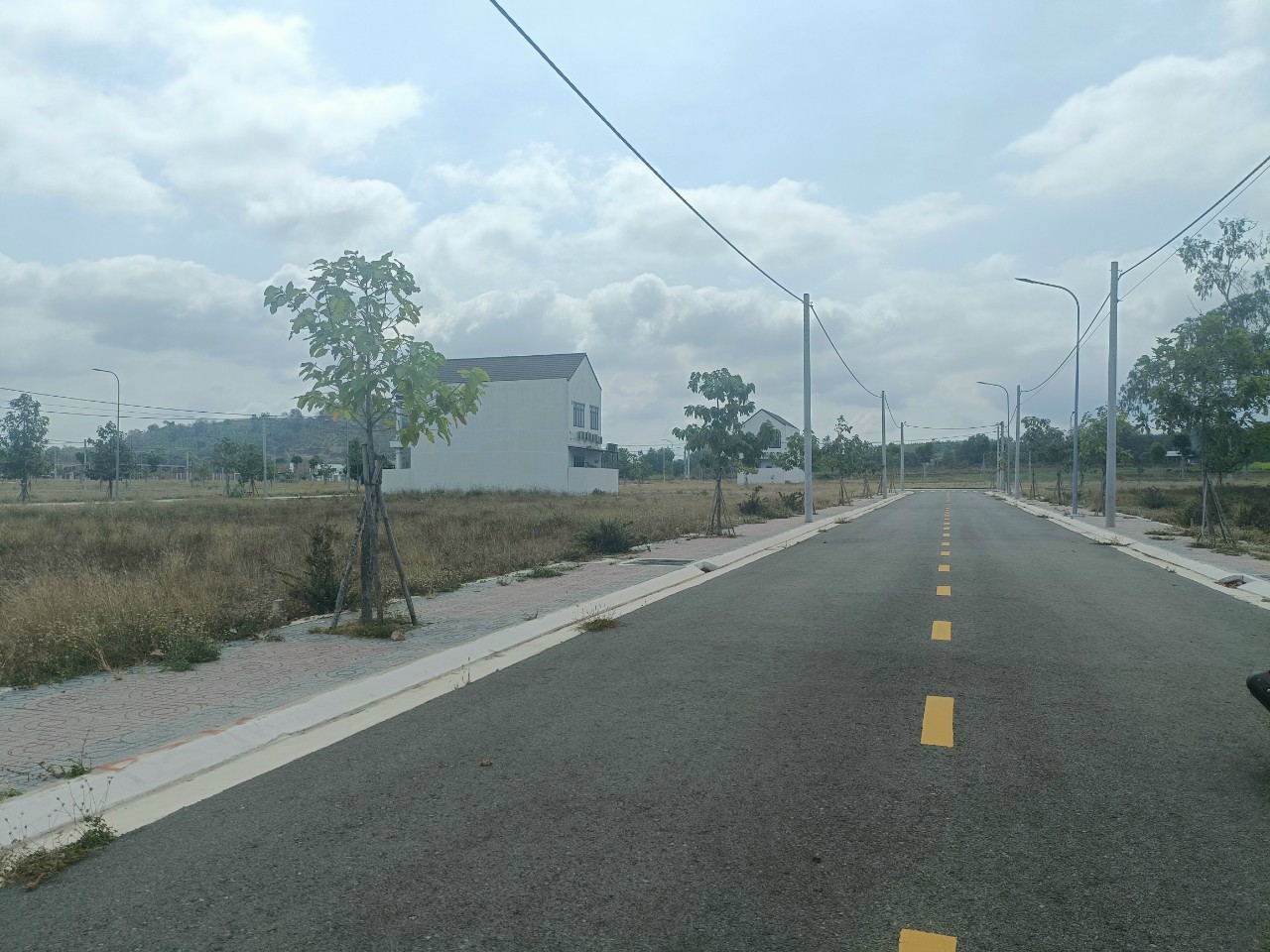 chính chủ bán gấp lô đất lan anh 7 thổ cư 100% DT: 126m2 ngang 7m2 vị trí đẹp đường nhựa có vỉa hè cây xanh công viên