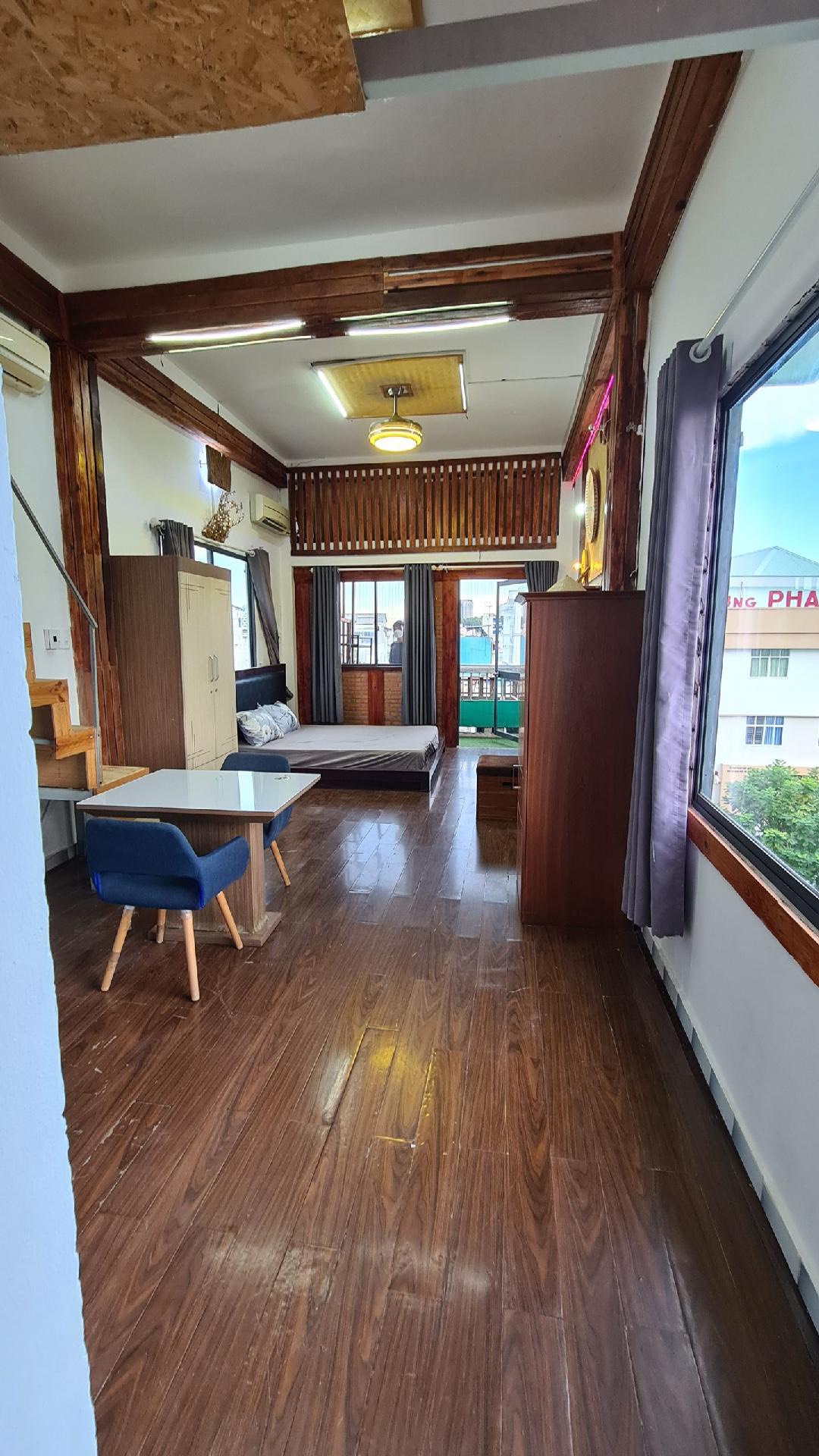 Cần sang nhượng CHDV 1 phòng ngủ có ban công và gác lửng. Hợp đồng còn 8 tháng.