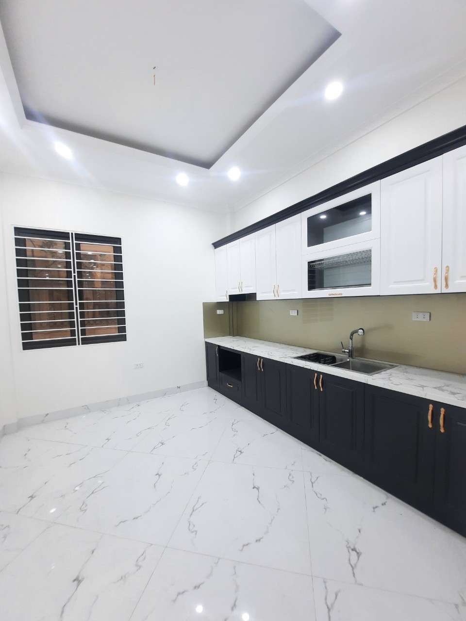 Cần bán GẤP nhà mới phân lô ô tô tránh, Tân Mai, gần Hồ Đền Lừ 60m2 5 tầng, tháng máy