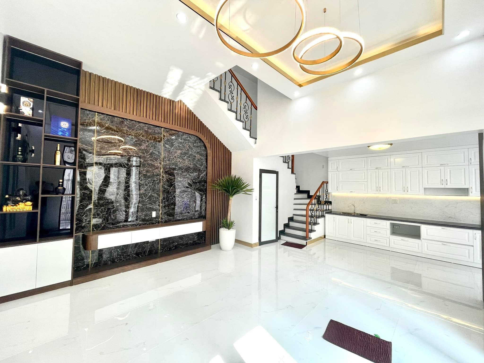 VIP TT QUẬN ĐỐNG ĐA- ĐÊ LA THÀNH- KINH DOANH ĐỈNH- DT 42m2 x 4tầng x MT 6m- GIÁ 5.3 TỶ