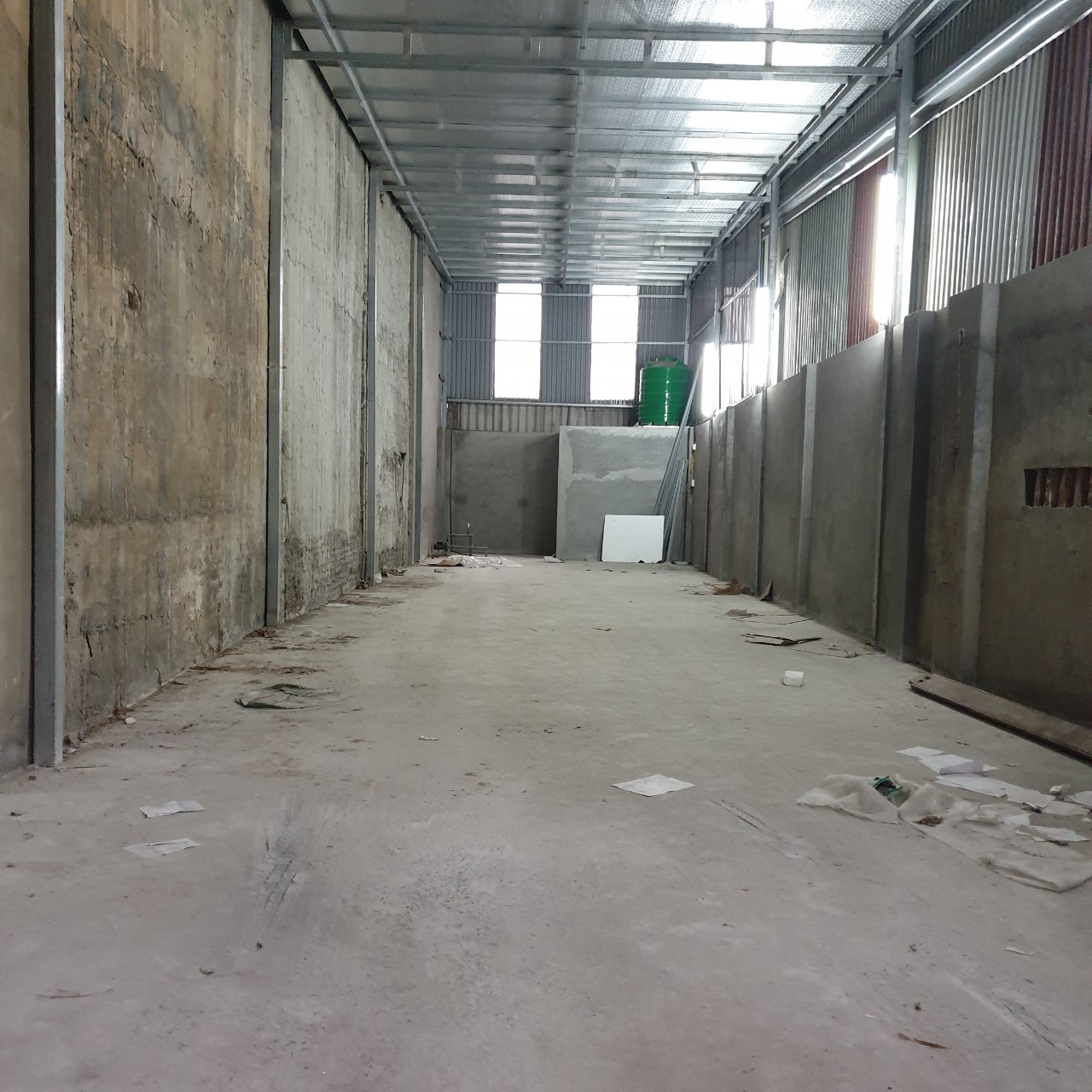 cho thuê mặt bằng, kho phố Ngọc Thụy, Long Biên 130m2 * mt 5m * cõ vỉa hè. đường ô tô tránh. 9 triệu