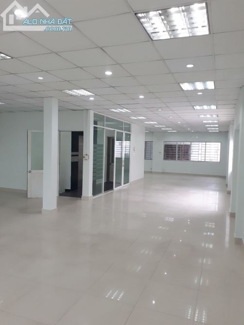 Chính chủ bán nhà 2 mặt tiền Trần Hưng Đạo 4,5x 19m,3 lầu, giá 33 tỷ TL, Quận 1